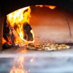 Pizza rzemieślnicza pieczona w ogrodowym piecu opalanym drewnem