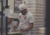 Czy warto jechać do Neapolu tylko dla pizzy? Analiza smaków, cen i pizzowych dzielnic miasta Pizzaiolo rozsmarowuje sos na cieście w kuchni pizzerii w Neapolu