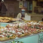 Witryna z różnymi pizzami w piekarni w Bergamo