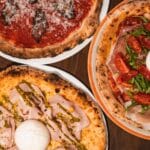 Zbliżenie na różne włoskie pizze z gourmet dodatkami w pizzerii