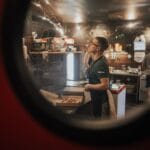 Jak zaprojektować menu pizzowego food trucka, żeby kolejka nie znikała przez cały sezon