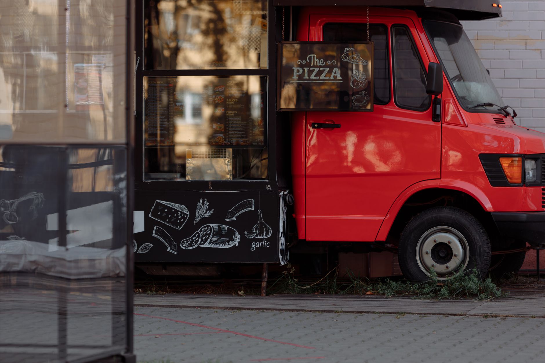 Jak zaprojektować menu pizzowego food trucka, żeby kolejka nie znikała przez cały sezon