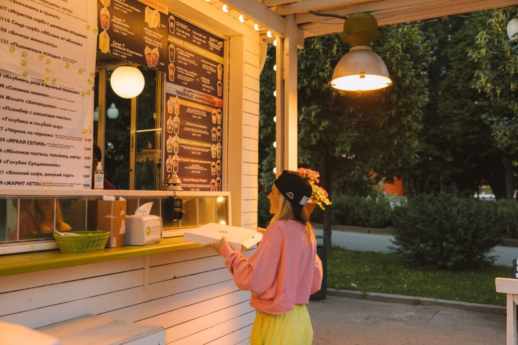 Jak zaprojektować menu pizzowego food trucka, żeby kolejka nie znikała przez cały sezon