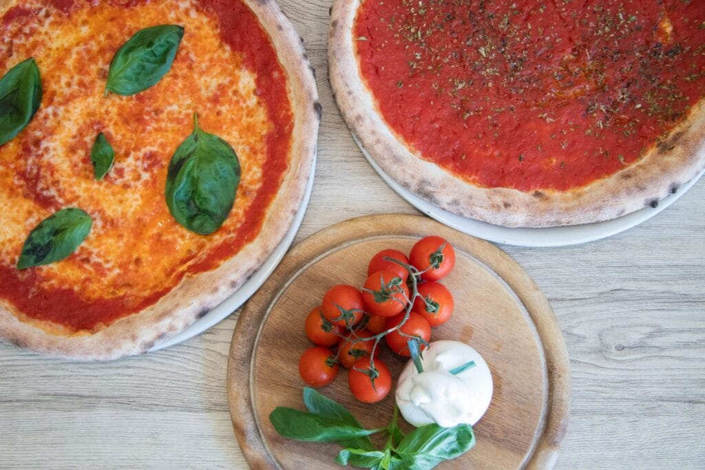 Ile kalorii ma cała pizza Margherita z pizzerii? Rozbicie na ciasto, ser i sos