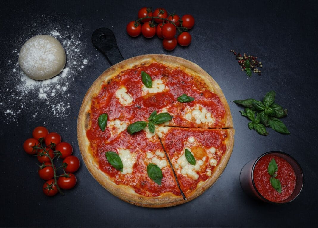 Ile kalorii ma cała pizza Margherita z pizzerii? Rozbicie na ciasto, ser i sos Ile kalorii ma cała pizza Margherita z pizzerii? Rozbicie na ciasto, ser i sos