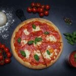 Ile kalorii ma cała pizza Margherita z pizzerii? Rozbicie na ciasto, ser i sos Ile kalorii ma cała pizza Margherita z pizzerii? Rozbicie na ciasto, ser i sos