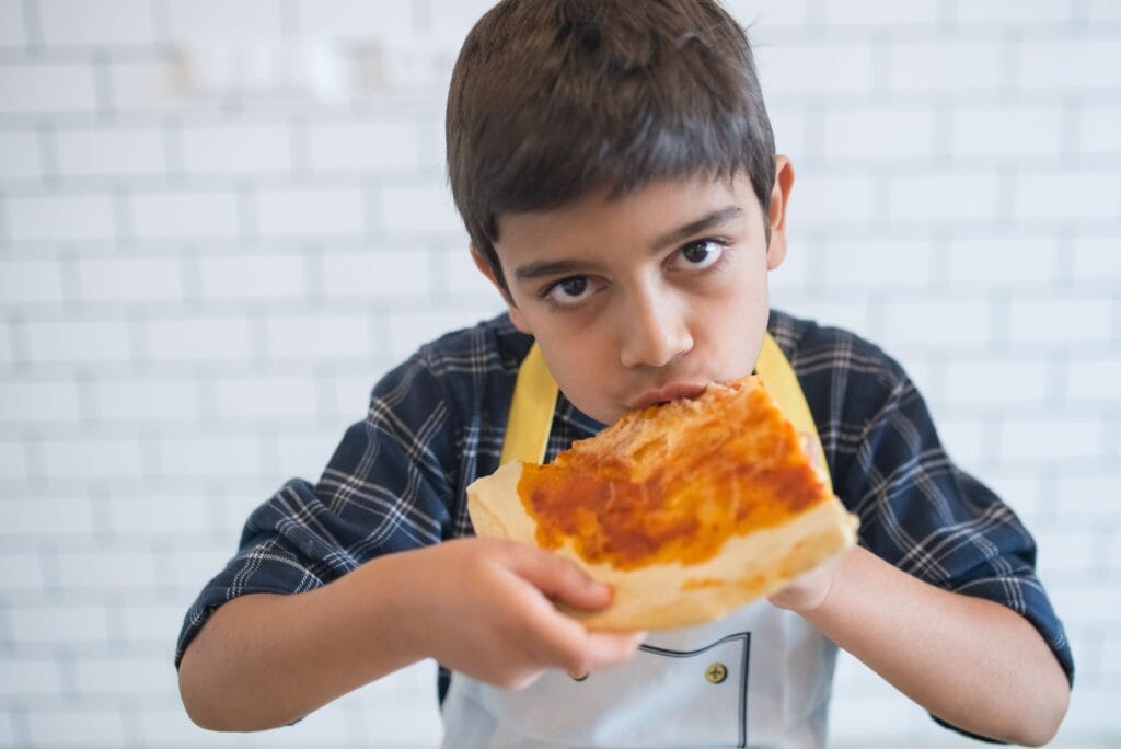 Jak ukryć warzywa w sosie do pizzy? 4 triki dla rodziców małych niejadków