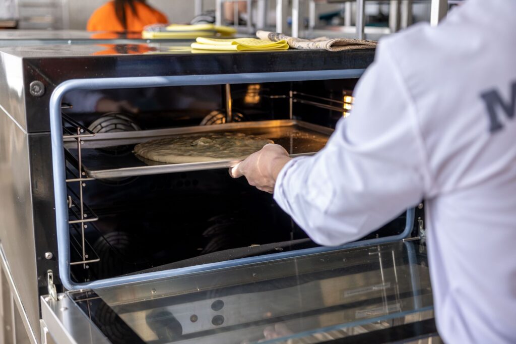 Kamień szamotowy czy stal do pizzy (baking steel)? Porównanie przewodzenia ciepła