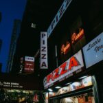 Neonowe szyldy pizzerii w Nowym Jorku nocą